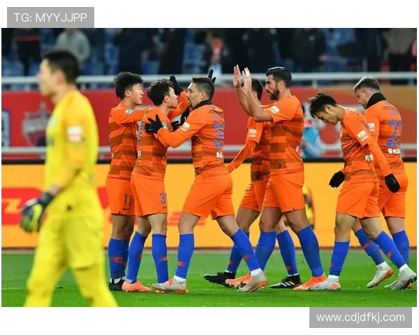 庆南队与山东鲁能泰山的激烈对决展现中超联赛的精彩与魅力