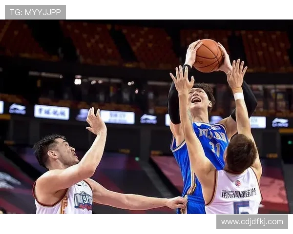 深圳篮球队配合引发热议球迷对战术选择和球员默契产生分歧 深圳篮球队配合引发热议球迷对战术选择和球员默契产生分歧